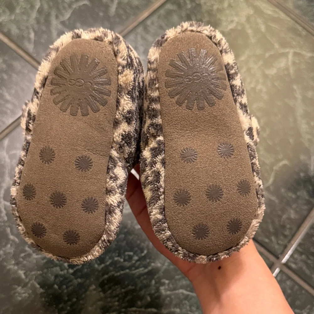 UGG Kids Leopard Print Plush Slippers - Cream and Gray